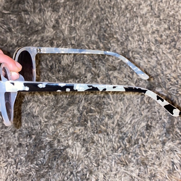 Super cute and chic sunglasses - Picture 3 of 4